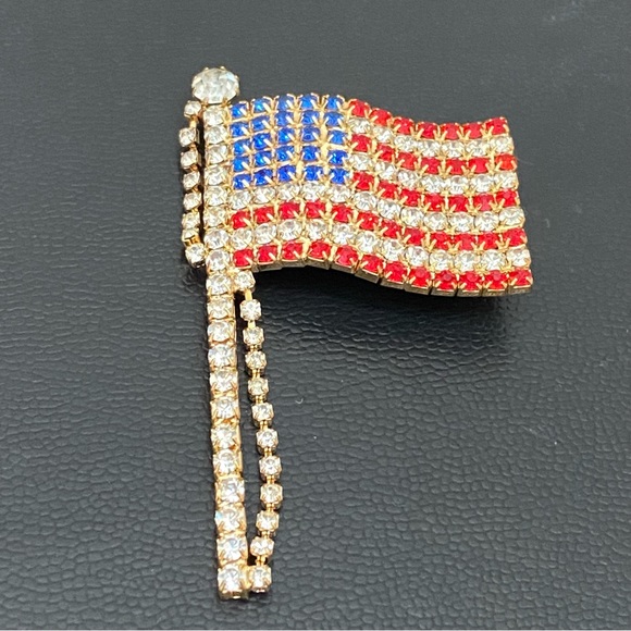 Vintage Unsigned Pave Crystal Rhinestone Patriotic US Flag Pole 3” Brooch 17.5g - Picture 4 of 9